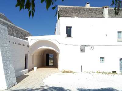 Sulla destra si staglia una masseria settecentesca privata che riprende lo stile architettonico della chiesa